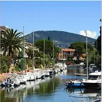 2 Bedrooms, 15 Min Walk To Beach, Ac, Pool & Fiber Internet In A Quiet, Private Gated Domain 5kms To St Tropez