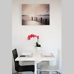 2 Bedrooms, 15 Min Walk To Beach, Ac, Pool & Fiber Internet In A Quiet, Private Gated Domain 5kms To St Tropez Appartement