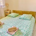 Appartement 2 Bedrooms, 15 Min Walk To Beach, Ac, Pool & Fiber Internet In A Quiet, Private Gated Domain 5kms To St Tropez *