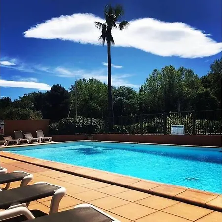 2 Bedrooms, 15 Min Walk To Beach, Ac, Pool & Fiber Internet In A Quiet, Private Gated Domain 5kms To St Tropez *