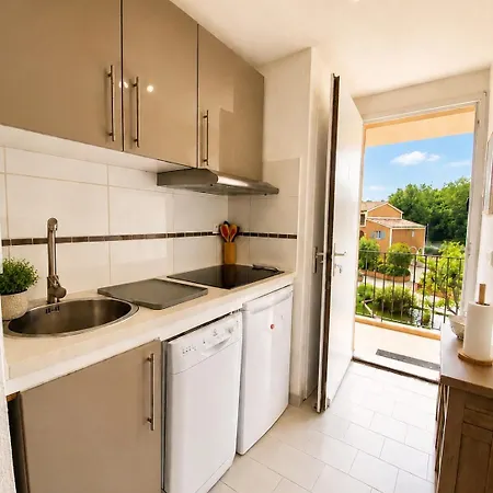 2 Bedrooms, 15 Min Walk To Beach, Ac, Pool & Fiber Internet In A Quiet, Private Gated Domain 5kms To St Tropez *